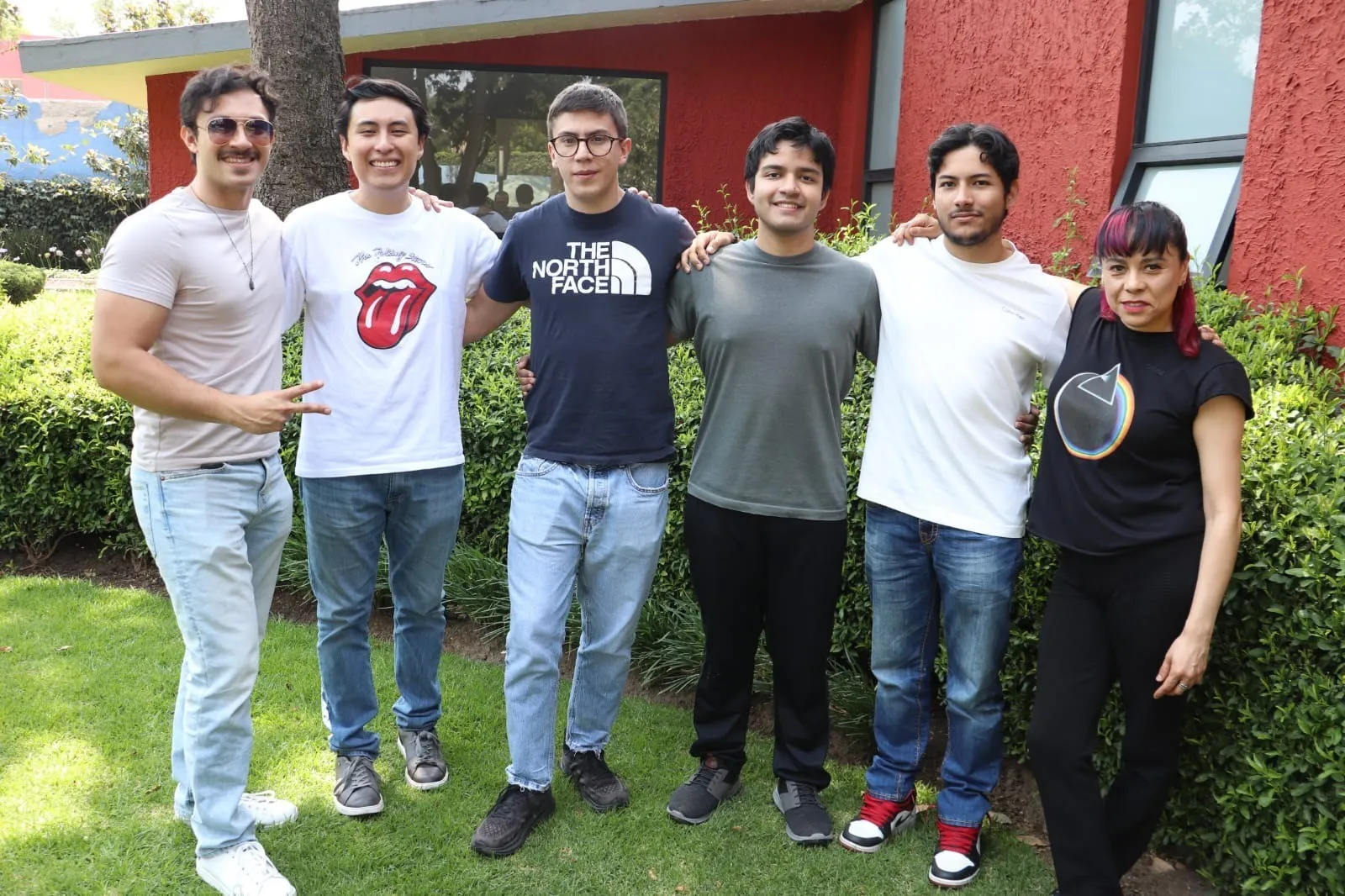 Los seis integrantes de Polaris