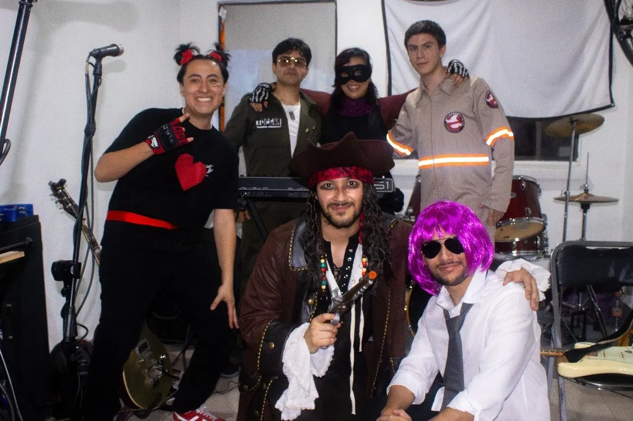 Polaris posando disfrazados en el Halloween 2025