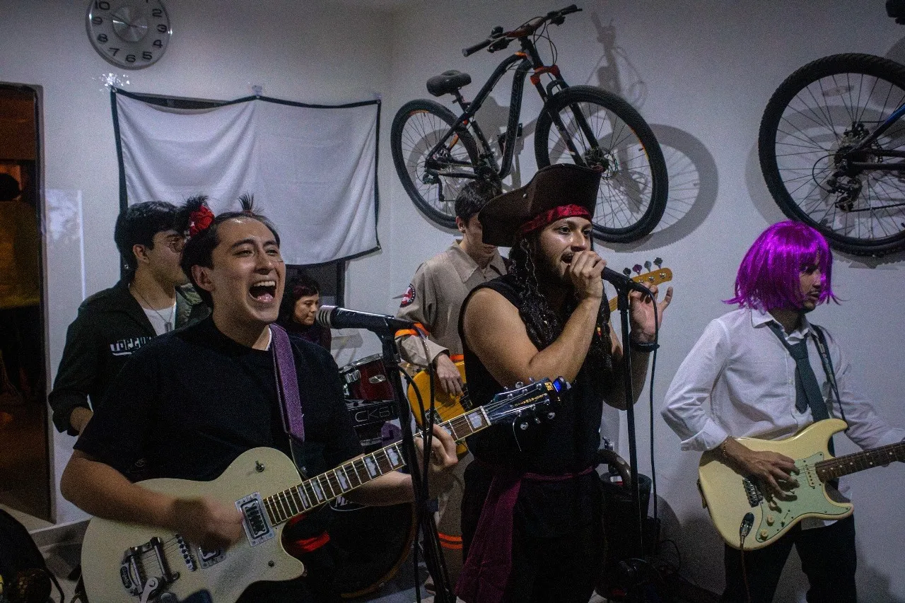 Polaris tocando disfrazados en el Halloween pasado